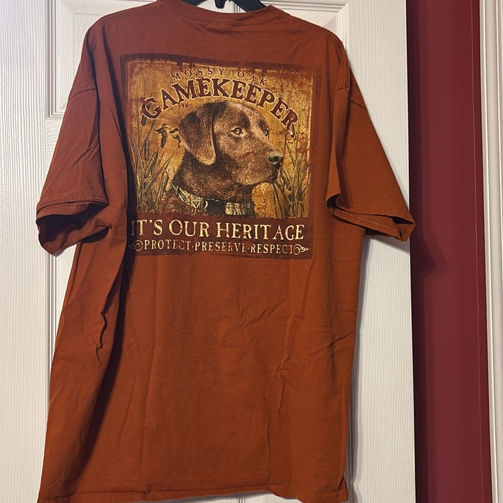 Mossy oak game keeper chocolate lab Jerzees 2XL tshirt in Rusty Orange